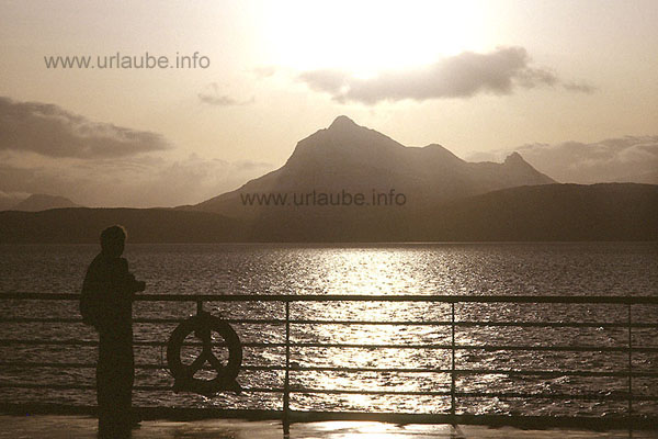 In the course of the trip, one spends a lot of time at the railing. One observes with excitement the continuous changes of the landscape and the light. Here is the view to the mainland between Hammerfest and Hav&ouml;ysund.
