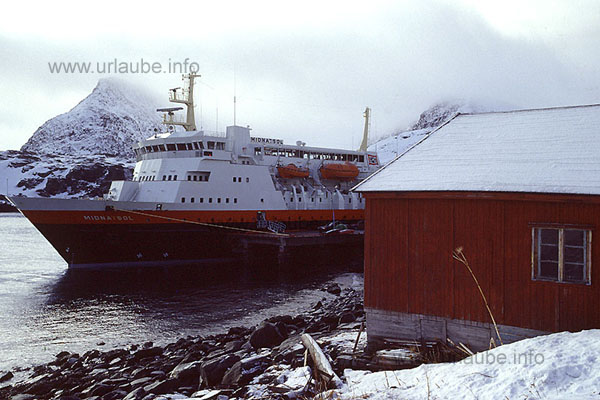 Midnatsol in Hav&ouml;ysund. Behind that, only a supposed stone's throw away, the mainland.