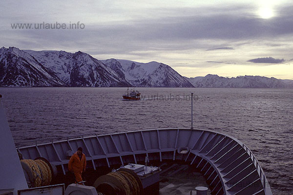 Hurtigrute between Hammerfest and &Ouml;ksfjord. At the backboard side, there is the island Stiern&ouml;ya, in course the peninsula Loppa, in-between the inlet into the &Ouml;ks fjord