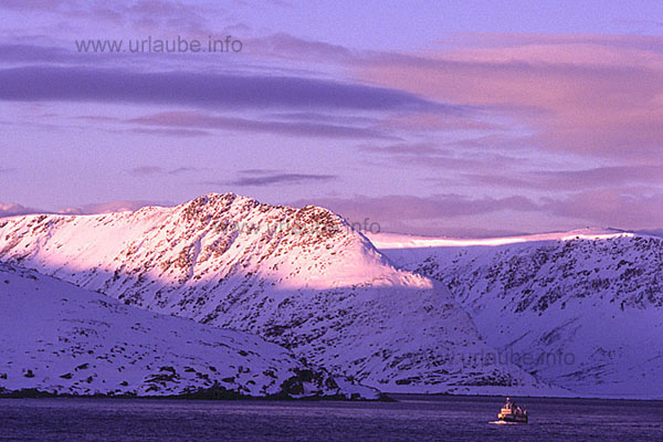 Fishing boat in front of the island Hav&ouml;ya