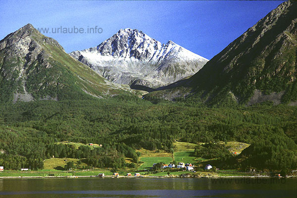 Between Harstad and Ris&ouml;yhamn. Island Gryt&ouml;ya in Toppsund