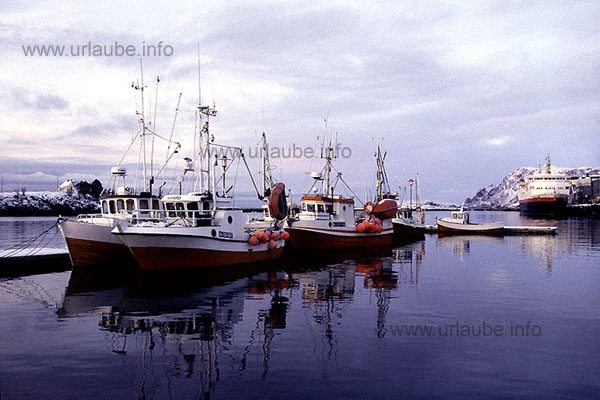 February Day at the harbour of Br&ouml;nn&ouml;ysund