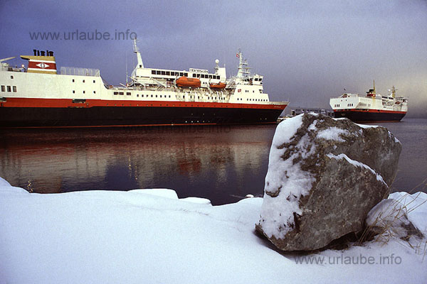 Friday, 18th of February 2000. The MS Vesteralen in northern direction (left) and the MS Narvik at the Hurtigruten dock in Trondheim