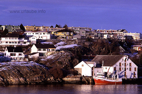 Houses built on smooth ground rocks at the S&ouml;rsund accompany the entering and the exit of the Hurtigrute in Kristiansund.