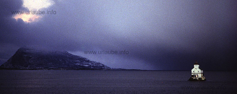 The light house Stabben convey the ships safely into the harbour of Flor&ouml;.