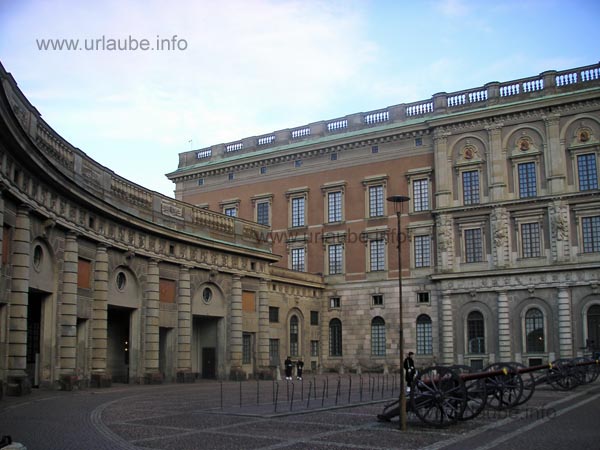A courtyard behind the Royal Palace with guards and cannons