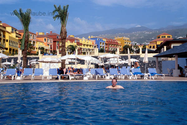 From the sea pool, one even sees the peak of the Teide!