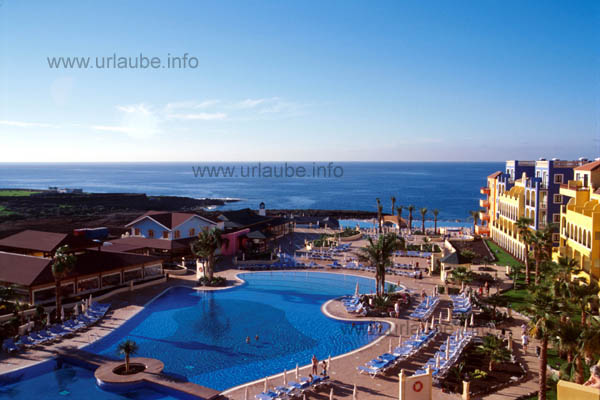 View to the lower pool and to the sea