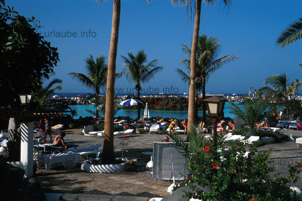 Huge pool landscape at the Costa de Marti&aacute;nez