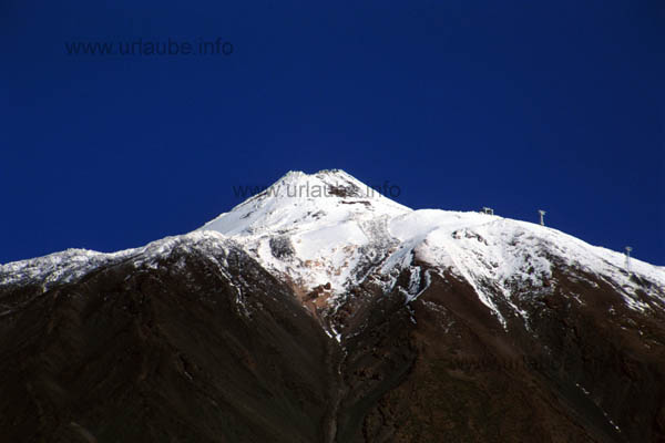 A majestic view of the Pico del Teide; at the right, the masts of the funicular
