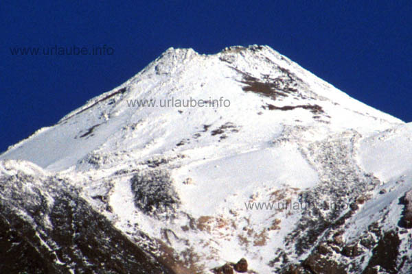 The crater edge of the Pico del Teide is clearly visible.