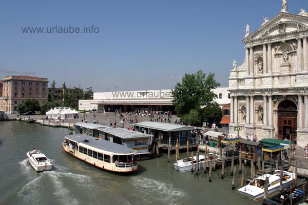 The main station with the vaporetto-station Ferrovia