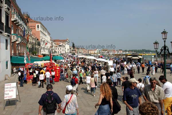 Tourist-hype at the boardwalk Riva Degli Schiavoni