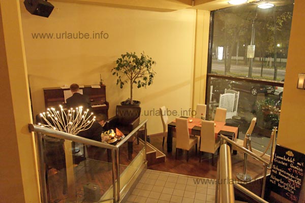 Where is it still today possible to dine deliciously with a pleasant piano music in the background? In any case, in Intenso!