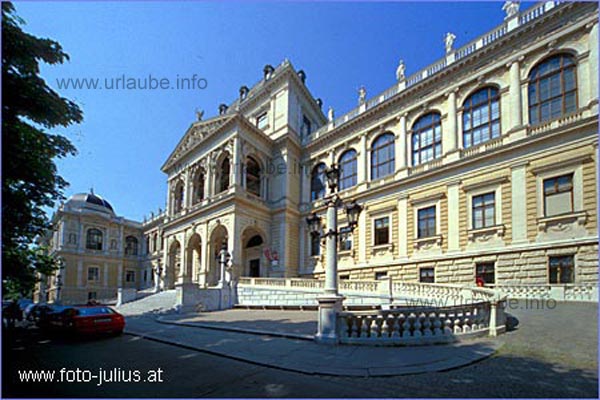 The new building of the University of Vienna is located at the Ringstra&szlig;e close to the Votiv church.