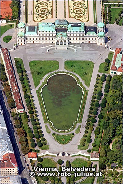 Viewed from above, the arrangement of both castles Belvedere gets visible that result in an arquitectural masterpiece with the abundatly adorned garden complex.