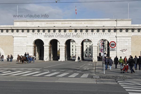 From the Ringstra&szlig;e, the way to the Hofburg leads through the castle gate.