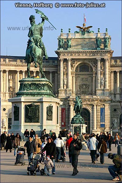 The Helden Plaza marks the coulisse of the new Hofburg.