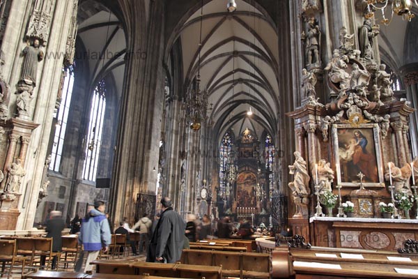In the nave of the St. Stephan's Cathedral there are repeatedely small niches in the centre and the sidewalls with altars full of symbols