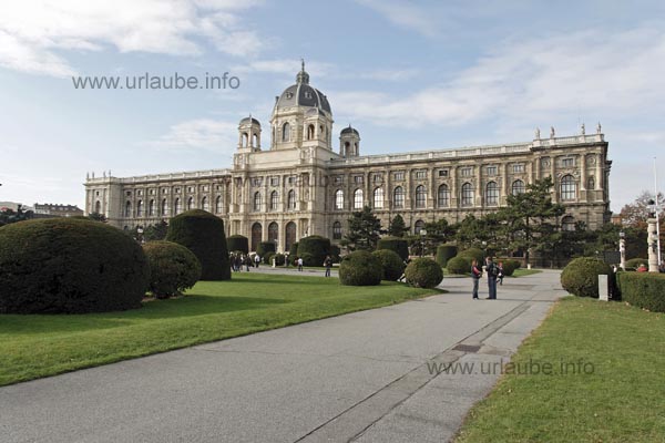 The natural history museum looks as similar to the art-historical museum in front of it as two peas in a pod.