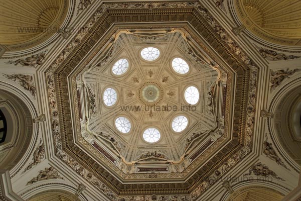 The octagonal central cuppola reminds on sacral buildings.