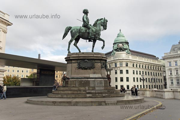 As it was not allowed to take pictures in the interior of the Albertina, we show here the freeze frame that is positioned right at the entrance.