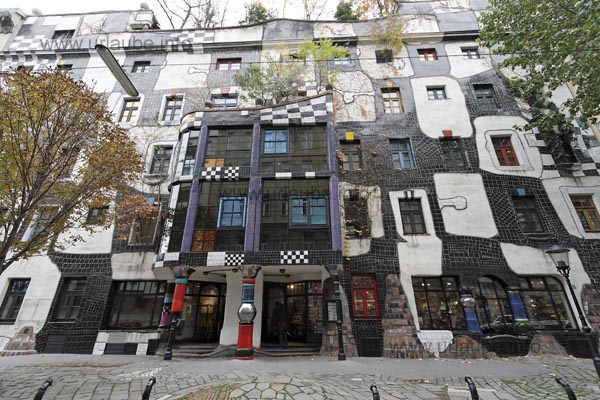 In the museum of the Kunsthaus, one can not only see numerous artworks of Hundertwasser.