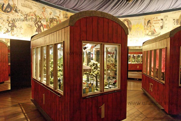 Before accessing one of the gondolas of the big wheel, in mny mini-gondolas, the history of Vienna is inscened.