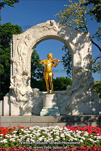 The monument of Johann Strau&szlig; is one of the most photographed motifs of Vienna.