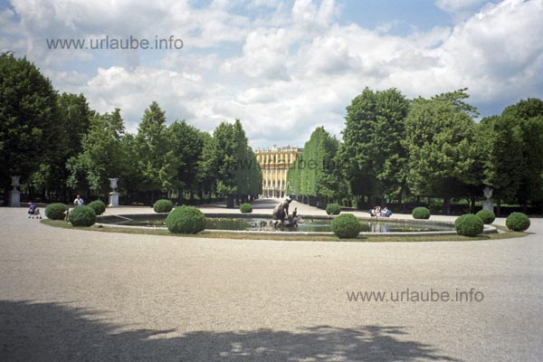 Everywhere in the palace garden of Sch&ouml;nbrunn one finds nicely arranged path with some fountains or benches for relaxing.