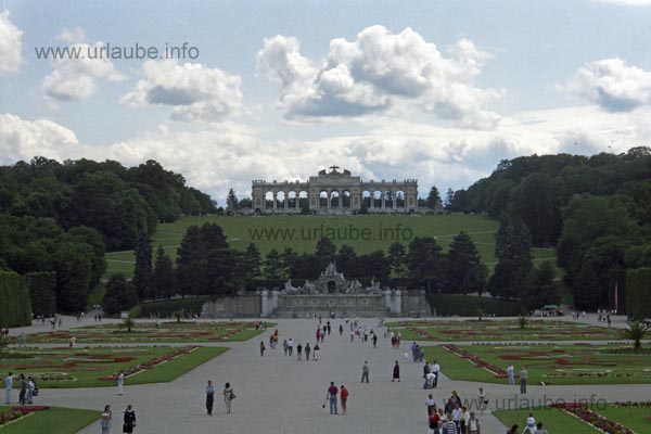 From the castle one has a wide view to the beautifully arranged palace garden and the gloriette in front of it.