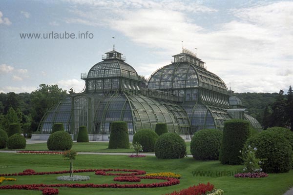 The glass construction of the palm house offers a futuristic contrast to the castle Sch&ouml;nbrunn.