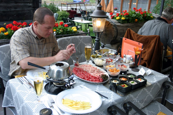 Meat fondue at the tarreace of the restaurant Ascot