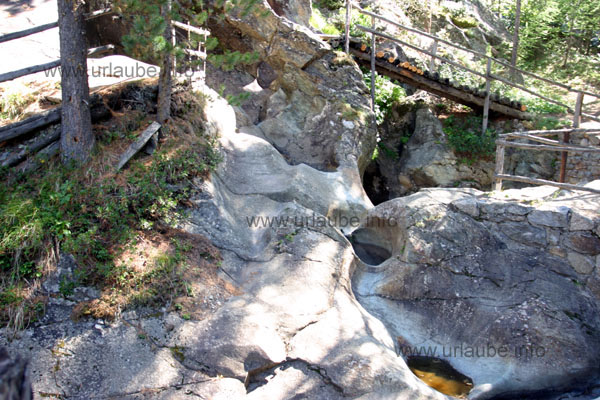 Polished rocks and kettle basins in the glacier garden