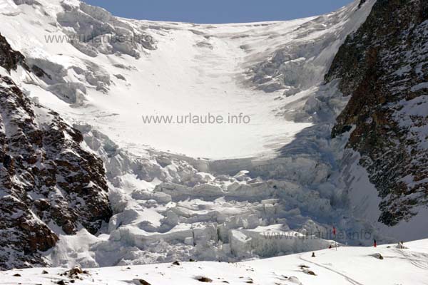 Vertical cracks in the Klein Matterhorn