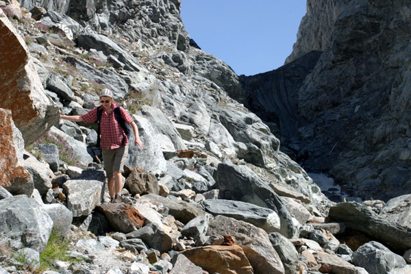 The last metres to the glacier gate, here, the hiking path ends.