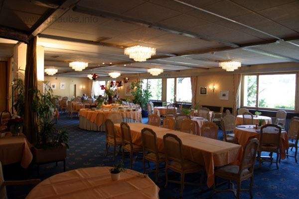 Breakfast room and restaurant