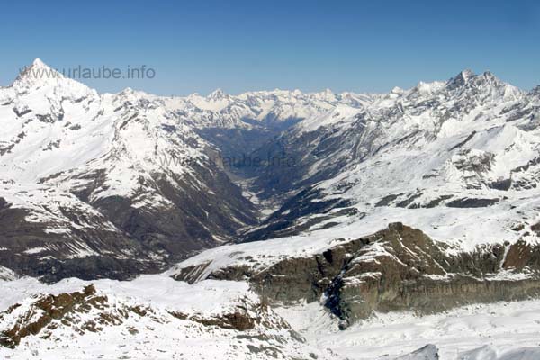 View to the north from the Klein Matterhorn; at the very left there is the Weisshorn (4506 m), at the right the Dom (4545 m); in the background the Berner Alps