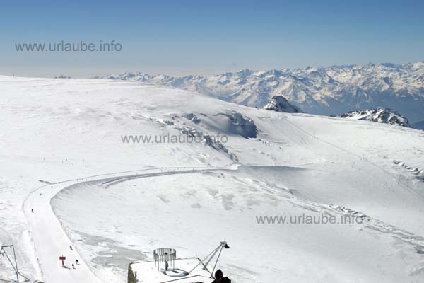 The descend from the Klein Matterhorn on the Theodul Glacier
