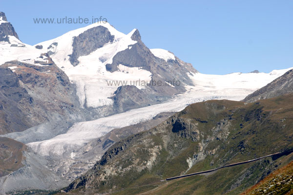 The Strahlhorn (4190 m) with the Findeln Glacier; at the very front, the Gornergratbahn is visible