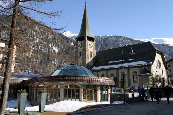 The church in the centre of Zermatt, before it, the casino